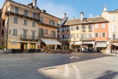 Domodossola, Piedmont, İtalya - 11 Kasım 2016: Domodossola, İtalya 'nın tarihi merkezinde ortaçağ binaları ve sokak kafeleri bulunan Pazar Meydanı veya Piazza del Mercato manzarası
