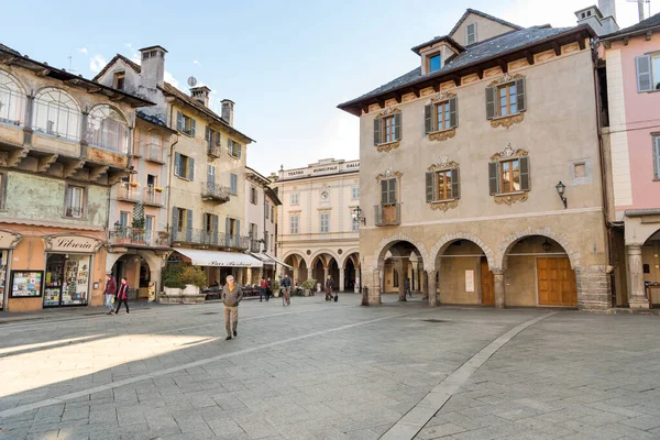 Domodossola Piemonte Italien November 2016 Fodgængergade Med Typiske Udendørs Barer - Stock-foto