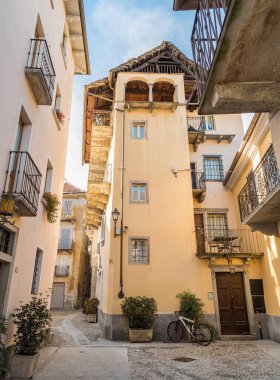 Domodossola, Verbano Cusio Ossola, Piedmont, İtalya 'nın tarihi merkezinde tarihi binalar bulunan Dar Sokak