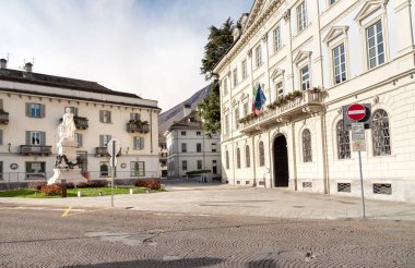 Domodossola, Piedmont, İtalya - 11 Kasım 2016: Belediye binasına ev sahipliği yapan sarayın görüntüsü. Domodossola, Verbano Cusio Ossola, Piedmont, İtalya 'daki tarihi binalar