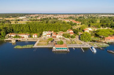 Torre del Lago Puccini 'nin havadan görünüşü, Luca, Toskana, İtalya' da Viareggio 'nun bir kısmı