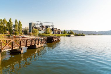 İtalya 'nın Viareggio kentindeki Torre del Lago Puccini' de bulunan açık hava Giacomo Puccini Büyük Tiyatrosu ile Massaciuccoli Gölü manzarası