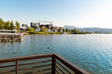 İtalya 'nın Viareggio kentindeki Torre del Lago Puccini' de bulunan açık hava Giacomo Puccini Büyük Tiyatrosu ile Massaciuccoli Gölü manzarası