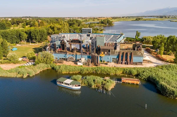 Giacomo Puccini Büyük Tiyatrosu 'nun açık hava görüntüsü Torre del Lago Puccini' de Viareggio, Tuscany, İtalya 'daki Massaciuccoli Gölü üzerinde yer almaktadır.