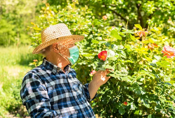 Anciano Con Una Máscara Protectora Período Cuarentena Doméstica Jardín Para — Foto de Stock