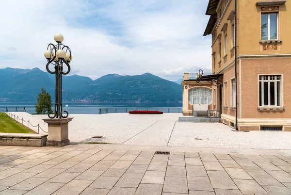湖Maggioreの海岸にVerbania宮殿の眺め ルイーノの自由の文化とシンボルの場所 ロンバルディア州 イタリア — ストック写真