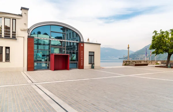Luino, Lombardy, İtalya - 8 Mayıs 2020: Varese, İtalya 'da Maggiore Gölü kıyısındaki küçük turizm kasabası Luino' nun merkezindeki Imbarcadero 'nun Özgürlük Meydanı' nda görüntüsü