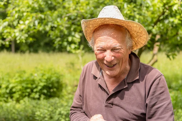 Portrait Homme Âgé Souriant Portant Chapeau Dans Son Jardin Printemps — Photo