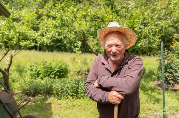 Portrait Homme Âgé Souriant Portant Chapeau Dans Son Jardin Printemps — Photo