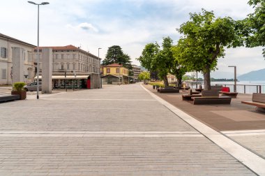 Varese, İtalya 'da Maggiore Gölü kıyısındaki Luino turizm kasabasının Lakefront' u.