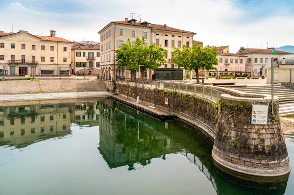 Starý Přístav Turistickém Městě Luino Který Nachází Pobřeží Jezera Maggiore — Stock fotografie