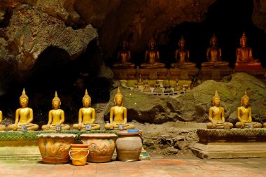 Satır bir mağarada Buda görüntülerin