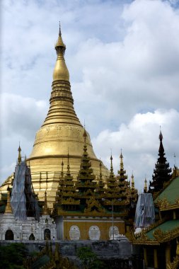 Shwedadon Pagoda yeniden yapılanma sürecinde