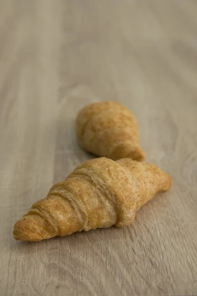 Dvě Croissant na dřevo — Stock fotografie