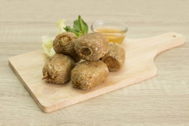 Fried Yengeç Dumpling kesme tahtası üzerinde