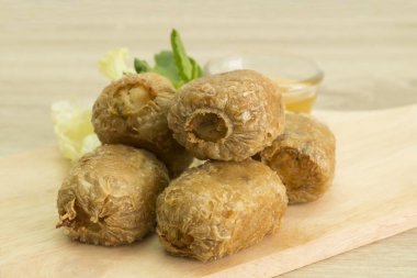 Fried Yengeç Dumpling kesme tahtası üzerinde