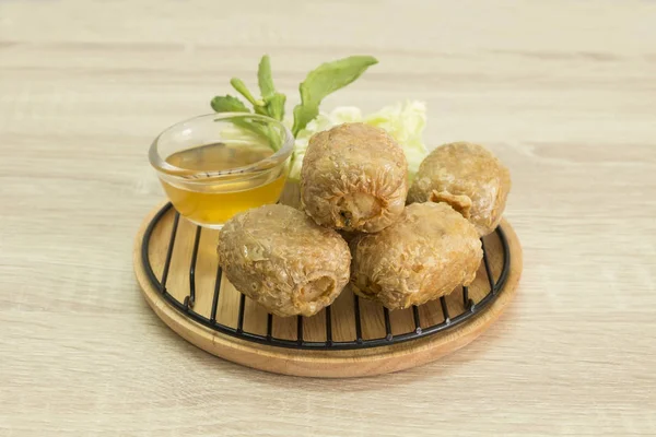 Fried Yengeç Dumpling ızgara ve ahşap plaka