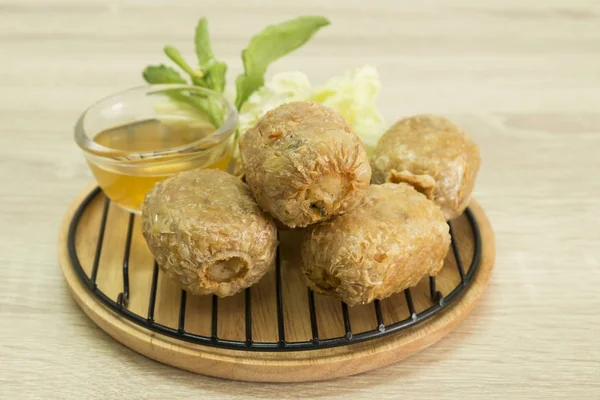 Cangrejo frito DUMPLING EN GRILL Y PLATA DE MADERA — Foto de Stock