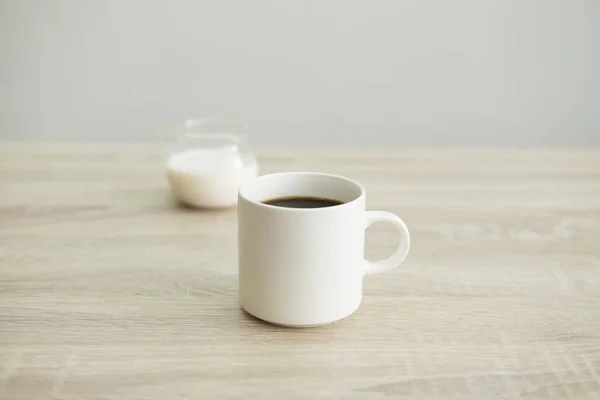 CAFÉ BLANCO CON JARCO DE LECHE — Foto de Stock