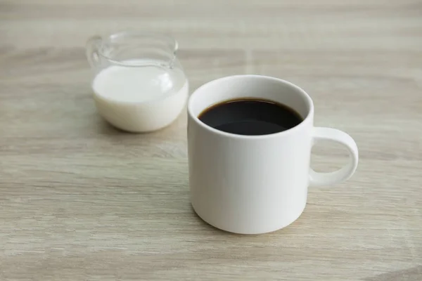 Λευκό φλιτζάνι καφέ με γάλα βάζο — Φωτογραφία Αρχείου