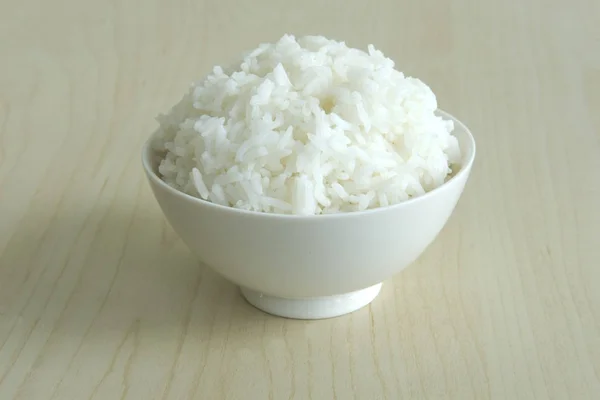 Vitt ris skål på trä bord — Stockfoto