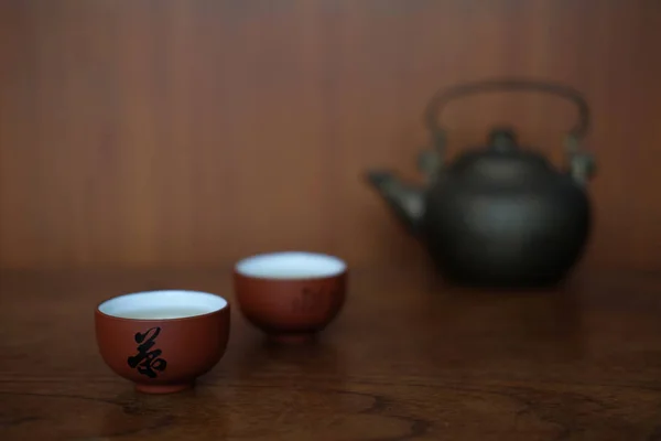 Čínský čaj šálek s Blacl Iron Kettle — Stock fotografie