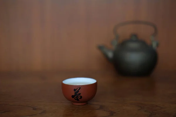 CUP DE TÉ CHINO CON KETTLE DE HIERRO BLACL — Foto de Stock