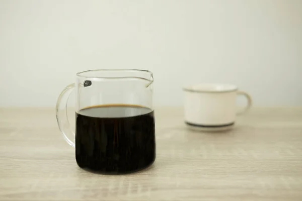 コーヒー カップと透明な瓶 — ストック写真