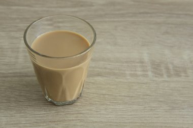 Ahşap masa üzerine süt kahve