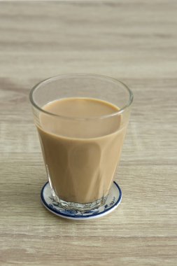 Ahşap masa üzerine süt kahve