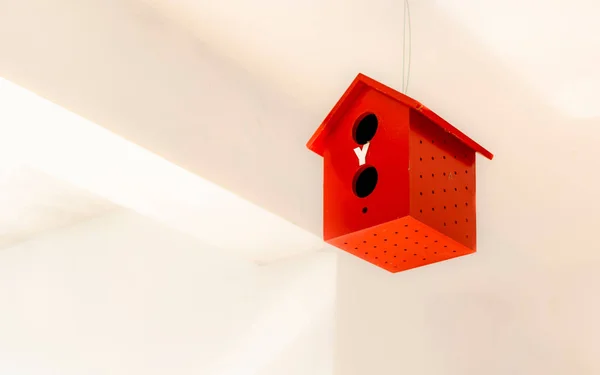 Czerwony domek dla ptaków z logo pokoi Oyo wiszących na suficie w hotelu, indyjska sieć hotelowa, reklama i marketing — Zdjęcie stockowe