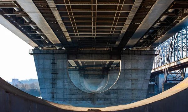 钢桥下的混凝土柱子 横渡河流的高速公路桥下 无限拱门 — 图库照片