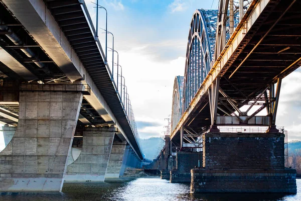 Ponti Vecchi Moderni Che Attraversano Fiume Tra Ponti — Foto Stock