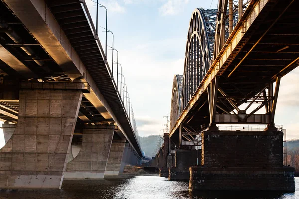 横跨河流的古桥和现代桥 — 图库照片