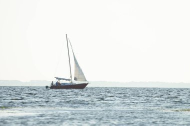 Sakin denizde güneşli bir sabahta yat. Yaz hobisi.