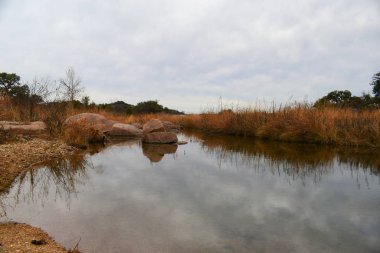 Güzel, sessiz, dağlık bir arazide bulutlu bir gökyüzünün altında dinlenen.... 
