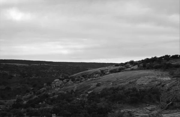 Tx迷人岩石的黑白山景 — 图库照片