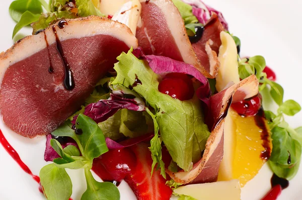 Salada com peito de pato defumado — Fotografia de Stock