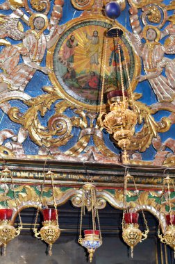 Kilisenin içinde altın buhurdan