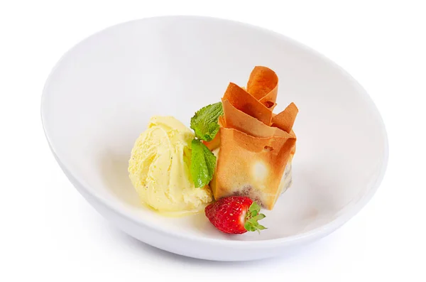 Vanilková zmrzlina s jahodami — Stock fotografie