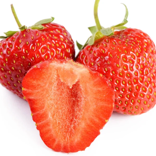 Hermosas fresas aisladas en blanco — Foto de Stock