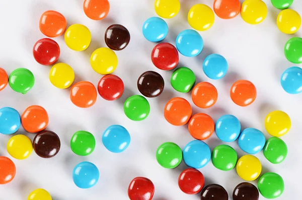 Primer plano de la pila de caramelos de chocolate de colores — Foto de Stock