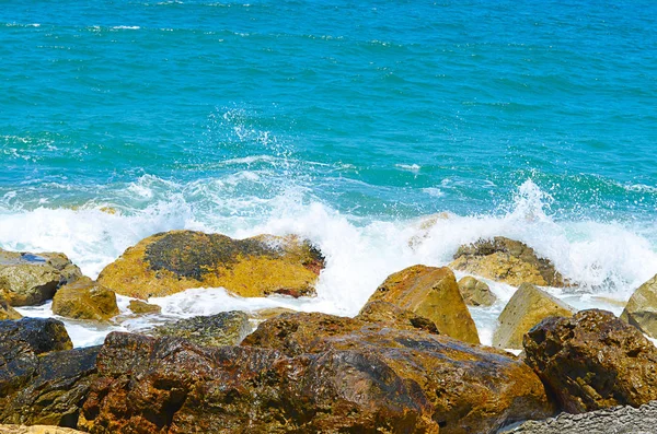 Moře vlny break kameny severní Izrael — Stock fotografie