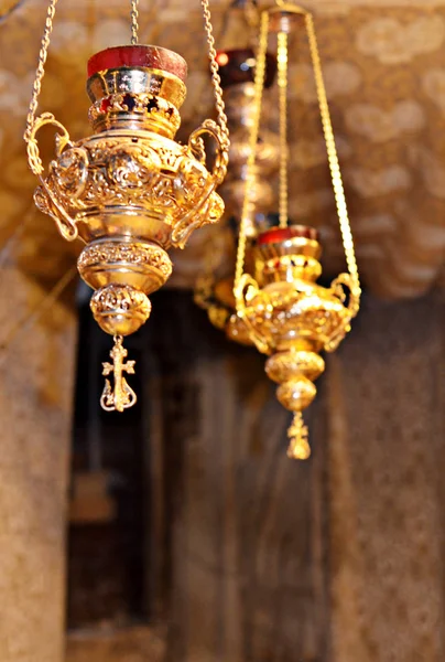 Kilisenin içinde altın buhurdan