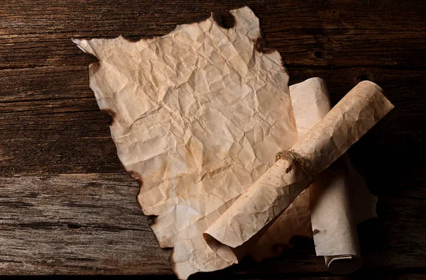 Старая бумага с обожженными краями — стоковое фото