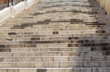 Eski taş merdivenle manastırdaki