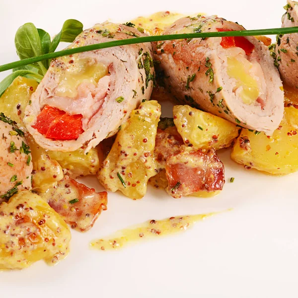 Pommes de terre avec viande en sauce poivre — Photo