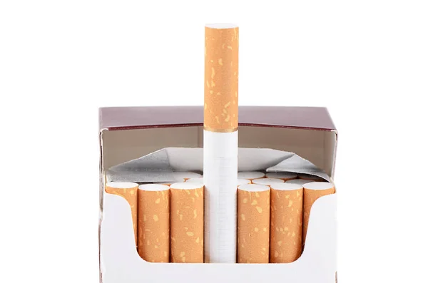 Caixa de cigarros isolado em um fundo branco — Fotografia de Stock
