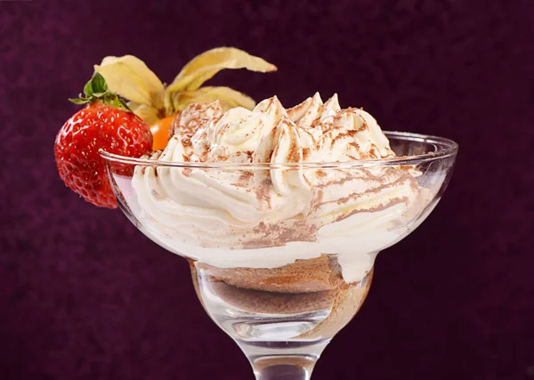 De vanille-ijs met aardbeien — Stockfoto