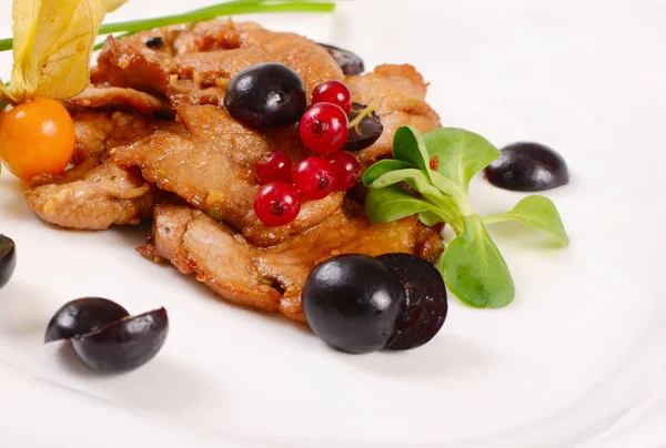 Putenfilet geschmort in einer Sauce mit Trauben — Stockfoto